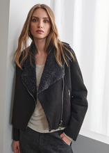 Load image into Gallery viewer, SHEARLING BLACK ZIP JACKET