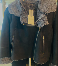 Load image into Gallery viewer, SHEARLING BLACK ZIP JACKET