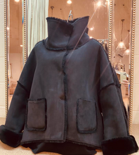 Load image into Gallery viewer, SHEARLING   BOMBER JACKET  Transit

