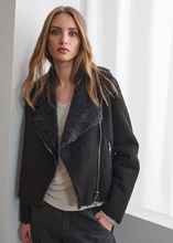 Load image into Gallery viewer, TRANSIT PAR -SUCH SHEARLING BLACK ZIP JACKET
